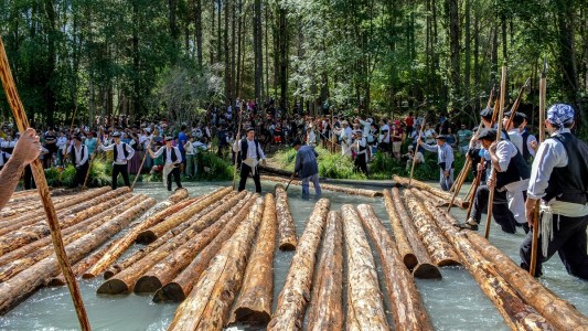 Espectadores, gancheros, bosque, troncos y río, los cinco componentes principales de la Fiesta. Foto: Agustín Tomico Alique  / cultura.castillalamancha.es